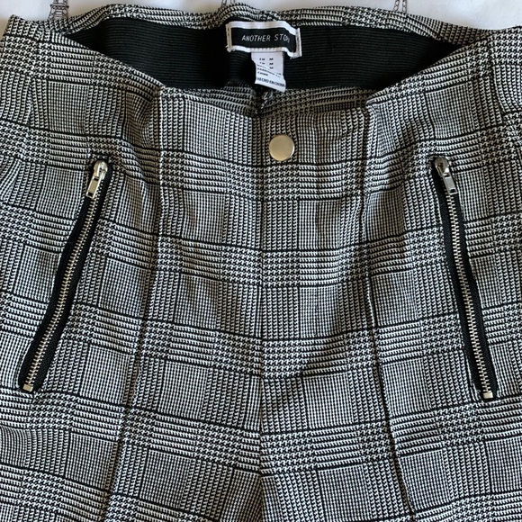 BLACK AND WHITE PLAID TIGHT CAPRIS - Picture 4 of 6